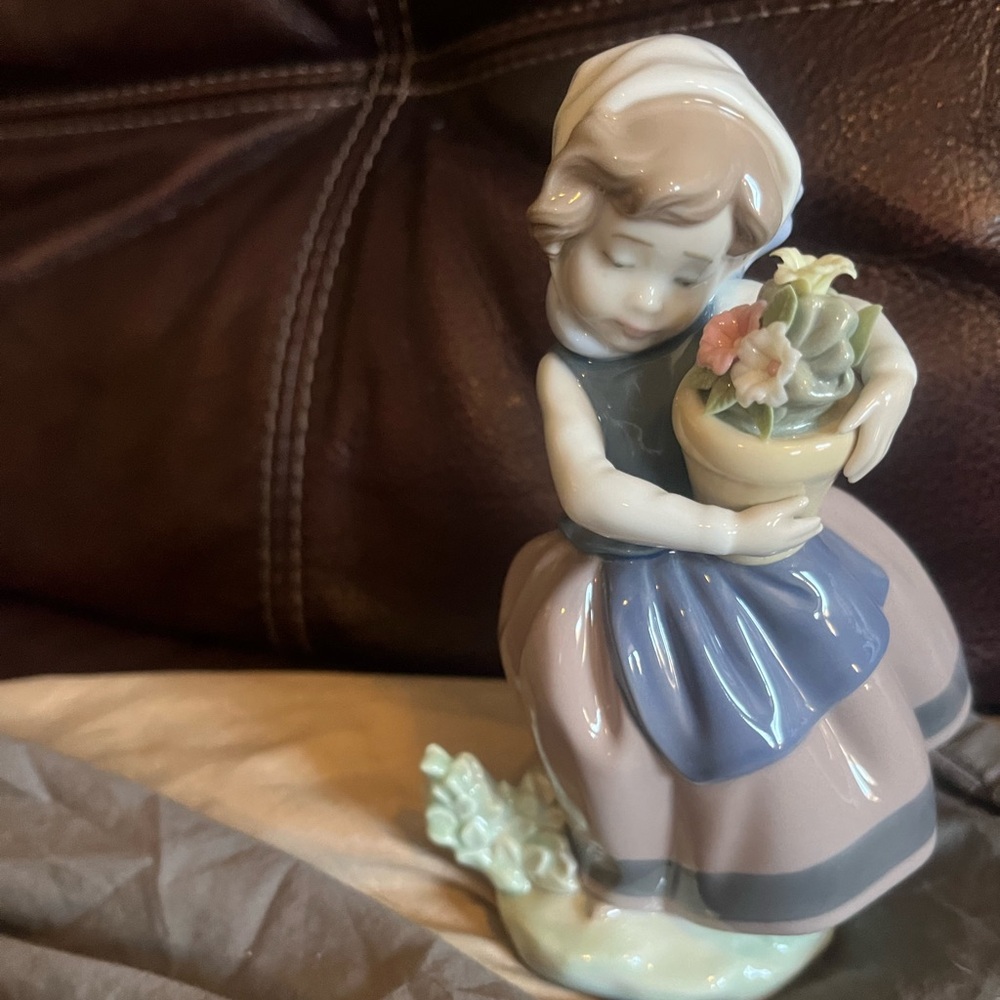 Lladro Spain Porcelain Figurine #5223 Spring Is Here 7” girl With Flowers perfec